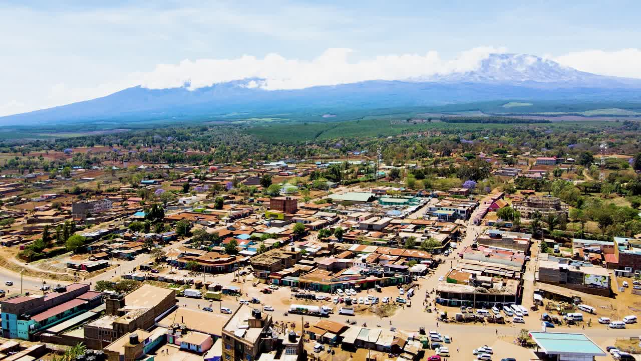 città rurale del kenya con il kilimanjaro sullo sfondo