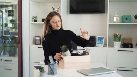 una mujer joven llegó a su nueva oficina, a un nuevo lugar de trabajo, se imagina dónde colocará sus cosas, la mujer está feliz y pensativa