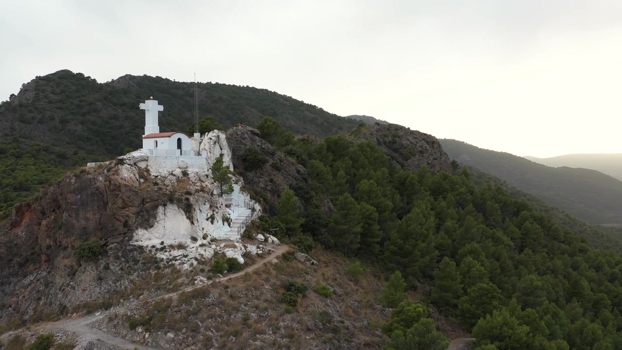Piccola chiesa bianca su una collina montuosa a Pinos Del Valle, Valle di Lecrin, Granada, Spagna