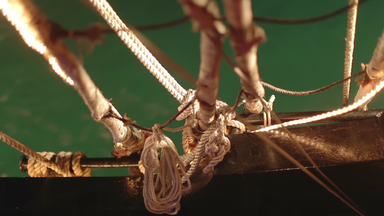viejo barco pirata de madera en el mar