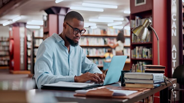 Un uomo che studia in una biblioteca