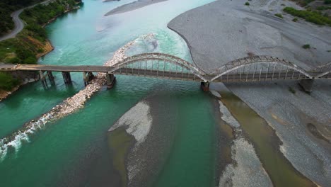 Zerstörung-Droht:-Flusserosion-Gefährdet-Historische-Bögen-über-Dem-Mat-Fluss-In-Albanien-Aufgrund-Unregulierter-Ausbeutung-Inerter-Materialien