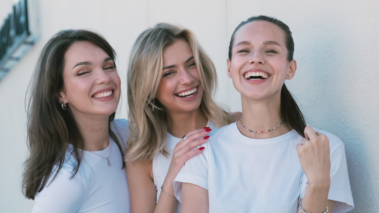 세 명의 친구들이 웃고 있습니다.