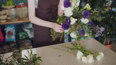 florista arreglando un ramo de flores