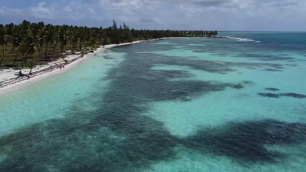 Incredibile immagine aerea con drone della spiaggia di mare