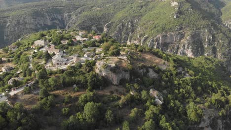 Drone-Video-Volador-Vikos-Pueblo-Garganta-Cañón-Día-De-Verano