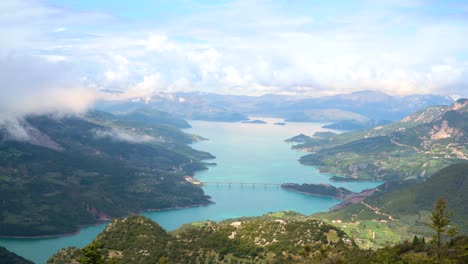 Limni-Kemaston,-Zooming-out-handheld-footage-of-Kremaston-Lake-Greece,-Karpenisi-Evritania-Mountains