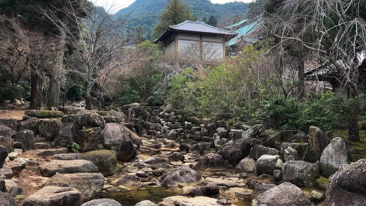 Přírodní suché koryto potoka u chrámu v Japonsku