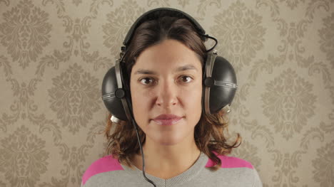 mujer con auriculares 00