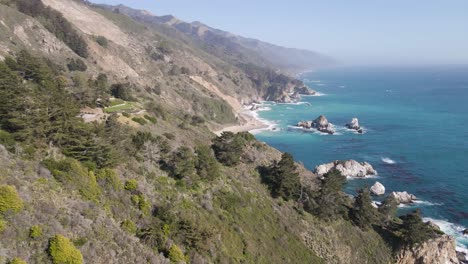 Toma-Aérea-De-Big-Sur-Mcway-Rock-Back-California-Estados-Unidos-En-Abril