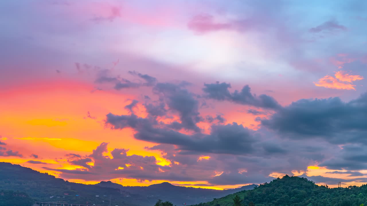공항에서 눈에 띄는 일몰은 cirrocumulus와 불타는 구름과 함께 아름다운 하늘을 특징으로합니다. 화염과 비슷한 눈길을 끄는 모습은 복사 공간 이미지에 이상적인 배경을 제공합니다.