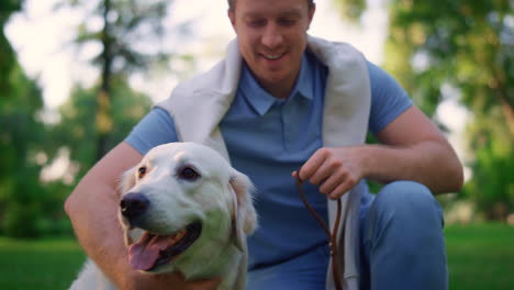 Hombre-Sonriente-Sosteniendo-Correa-En-El-Parque.-Dueño-Abrazo-Cerrar-Ojos-Caricias-Encantador-Perro