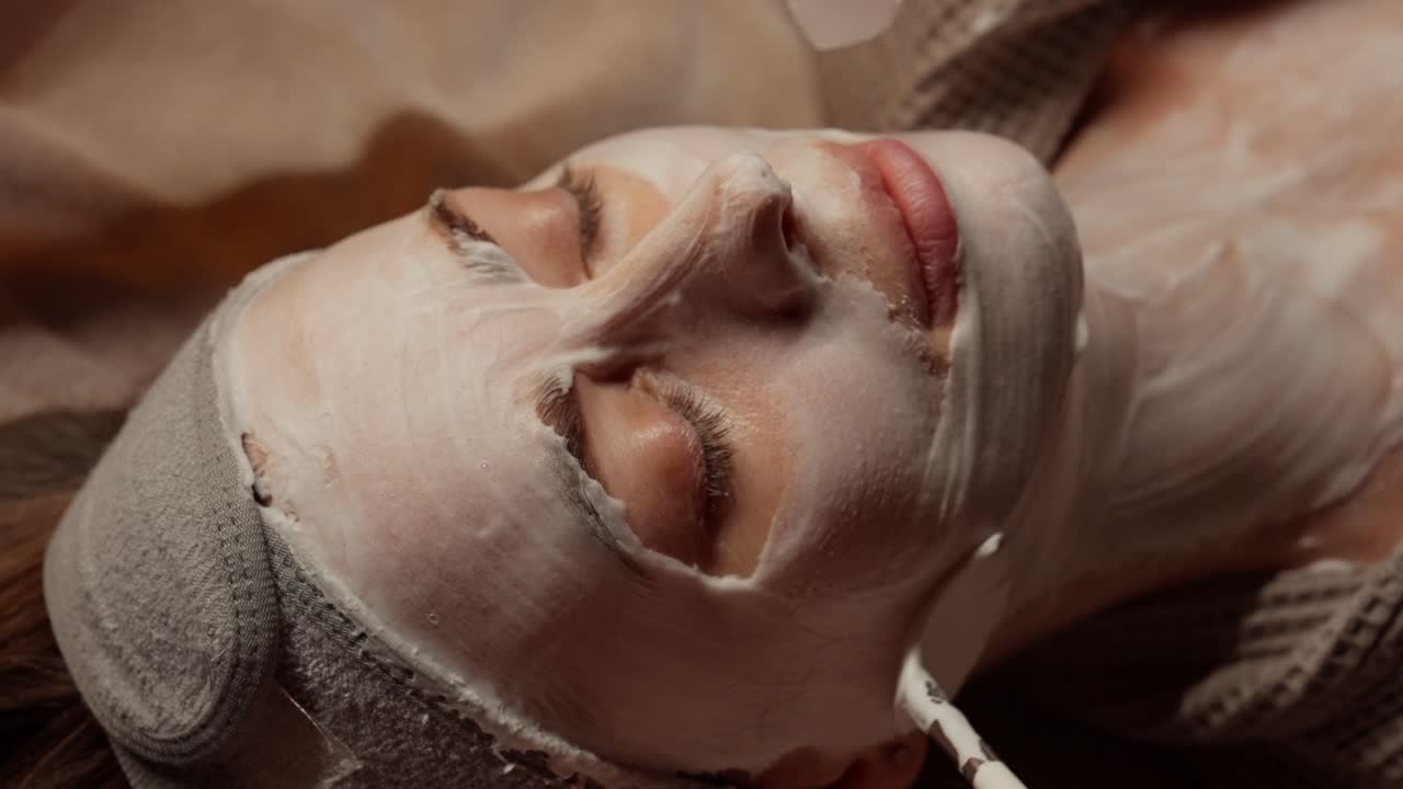 Mulher Recebendo Tratamento Facial com Máscara Facial em um Spa