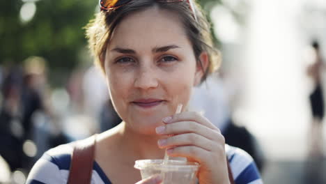 hermoso retrato de mujer en la ciudad mirando a la cámara