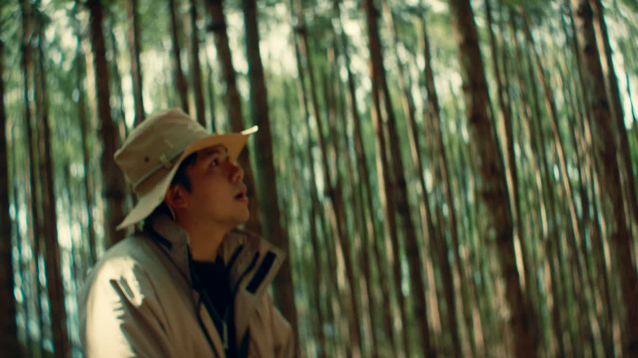 숲에서 산책하는 남자