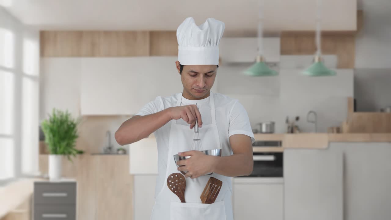 chef profesional indio golpeando harina en un tazón
