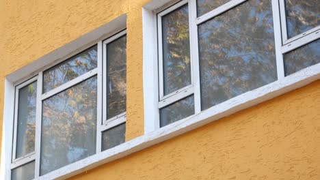 edificio naranja con ventanas blancas
