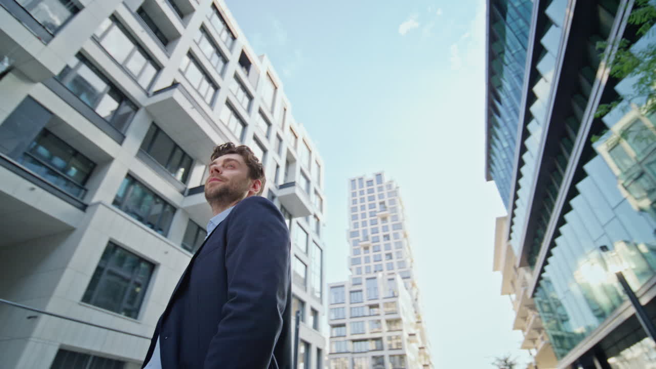 gerente exitoso de pie distrito urbano mirando a su alrededor. hombre de negocios posando