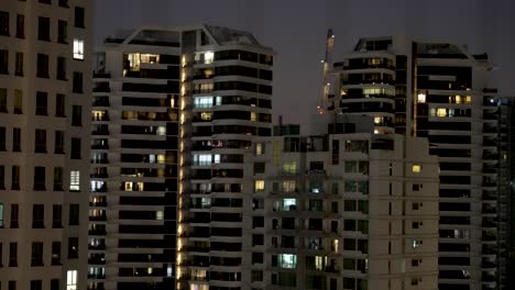 Edificios-De-Apartamentos-Arquitectónicos-Por-La-Noche-En-Novena,-Singapur.