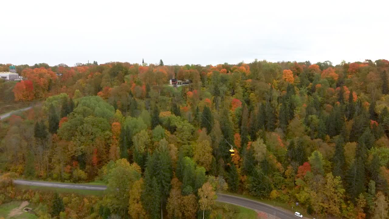 vista aérea del puente sigulda y el teleférico sobre el río gauja durante la temporada dorada de otoño en letonia