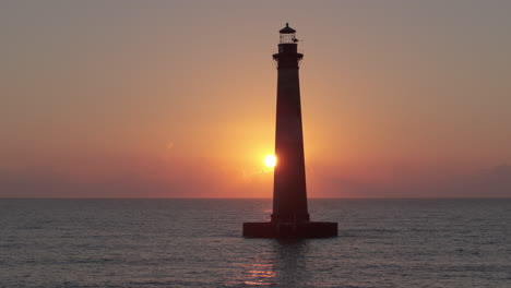 faro al atardecer