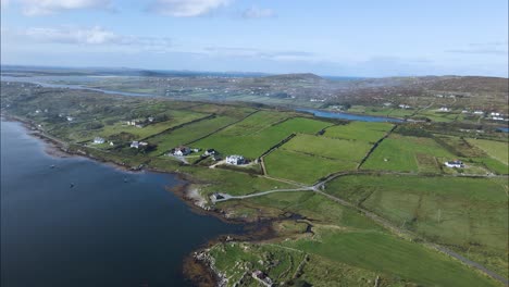 Atemberaubende-Landschaft-In-Der-Nähe-Von-Kenmare,-County-Kerry,-Irland---Drohnenaufnahme-Aus-Der-Luft