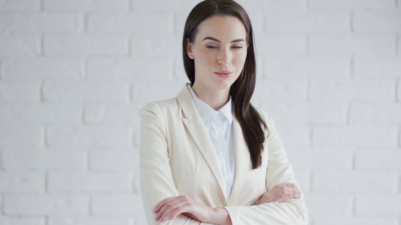 mujer confiada mirando a la cámara
