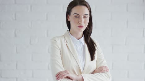 自信的女人看着相机