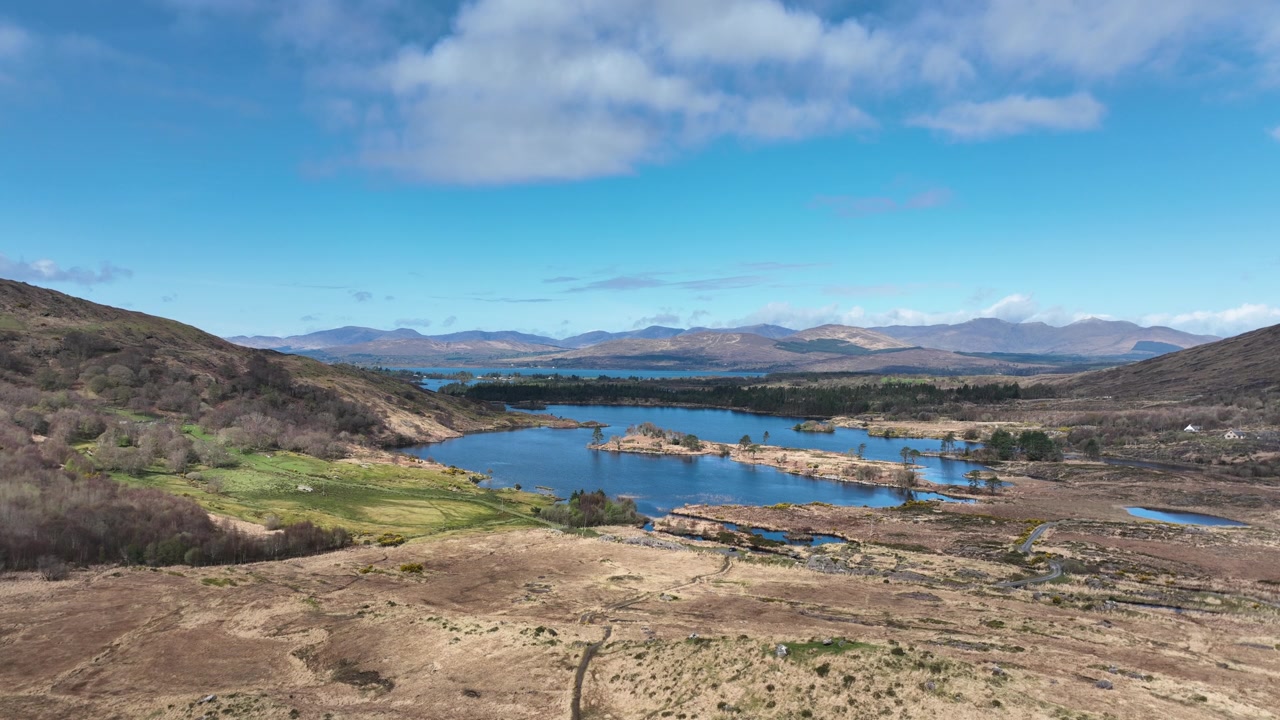 Luoghi epici dell'Irlanda: montagne del Kerry che guardano attraverso la Baia di Kenmare verso l'Anello di Kerry in estate