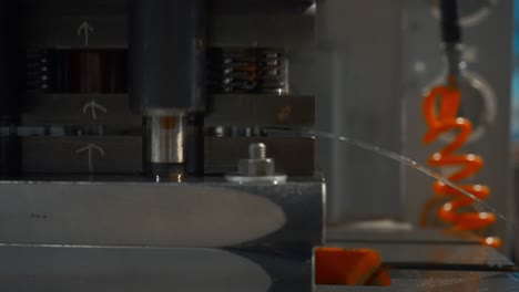 vista de cerca de una prensa de estampado de metal
