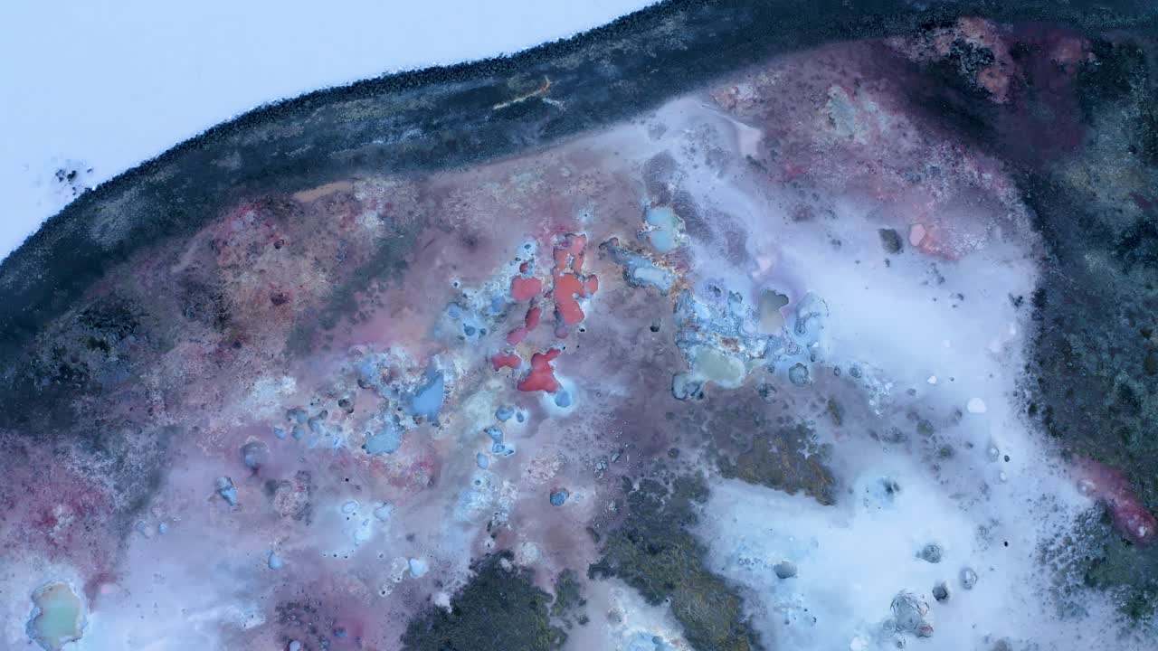 toma descendente de arriba hacia abajo de coloridos mudpots geotérmicos en la península de reykjanes en islandia