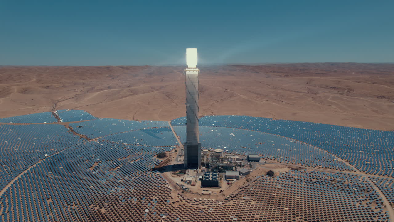 la torre de energía solar enfocó la luz del sol para los espejos móviles en el sol del desierto sin tiempo en un día despejado: disparo de un dron paralax de seguimiento lento