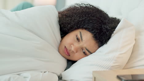 Schwarze-Frau-Im-Schlafzimmerbett-Mit-Schlafender-Schlaflosigkeit
