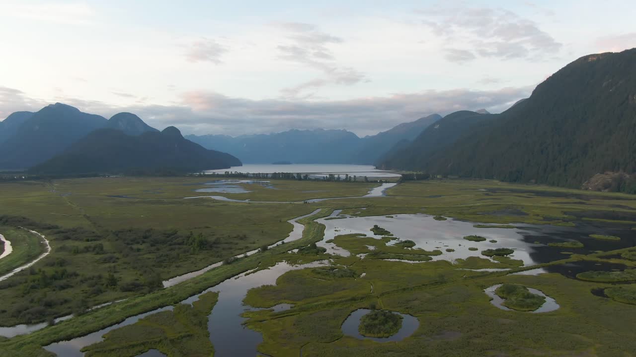 활기찬 여름 일몰 동안 캐나다 산 풍경의 아름다운 공중 전경