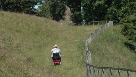 Mujeres-En-Scooter-De-Movilidad-Conduciendo-Por-Un-Sendero-Disfrutando-Del-Campo