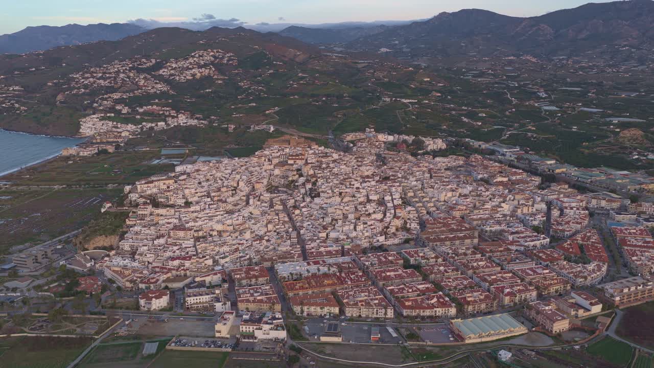 Vista aérea de Salobreña mostrando el castillo y casas encaladas