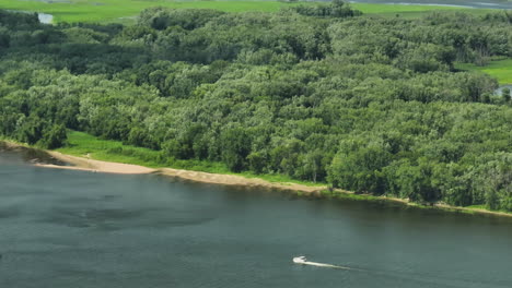 Vista-Aérea-De-La-Lancha-Rápida-En-El-Río-Mississippi-A-Lo-Largo-Del-Parque-Estatal-Great-River-Bluffs-En-Minnesota,-EE.UU.---Disparo-De-Drones