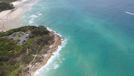 Cilindro-Cabecero-Foreshore-Y-Cilindro-Playa-En-Verano---Playa-De-Arena-En-Point-Lookout,-Queensland,-Australia