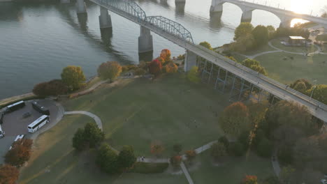 riprese aeree di coolidge park che inquadrano e rivelano il tramonto che splende sul centro di chattanooga, tn