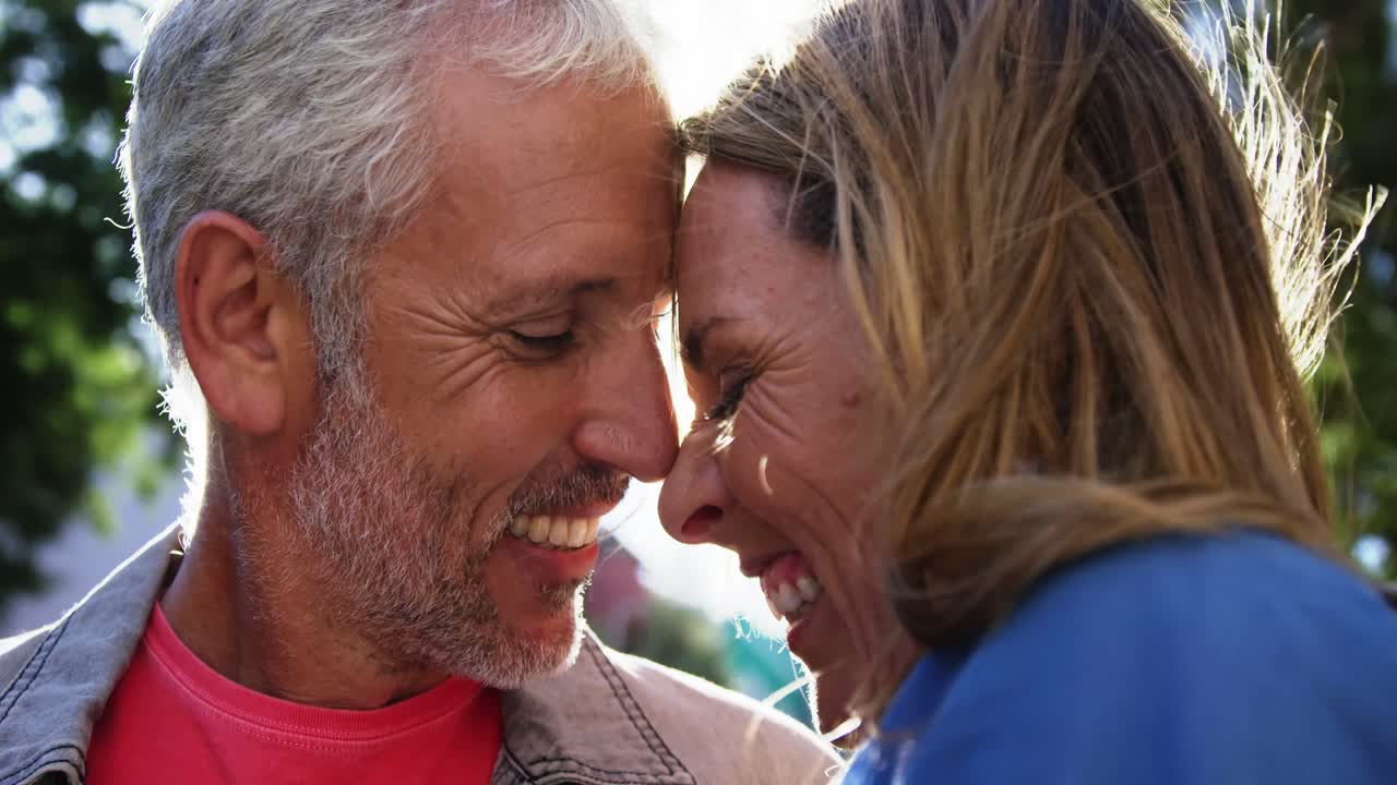 retrato de una pareja madura sonriendo y abrazándose