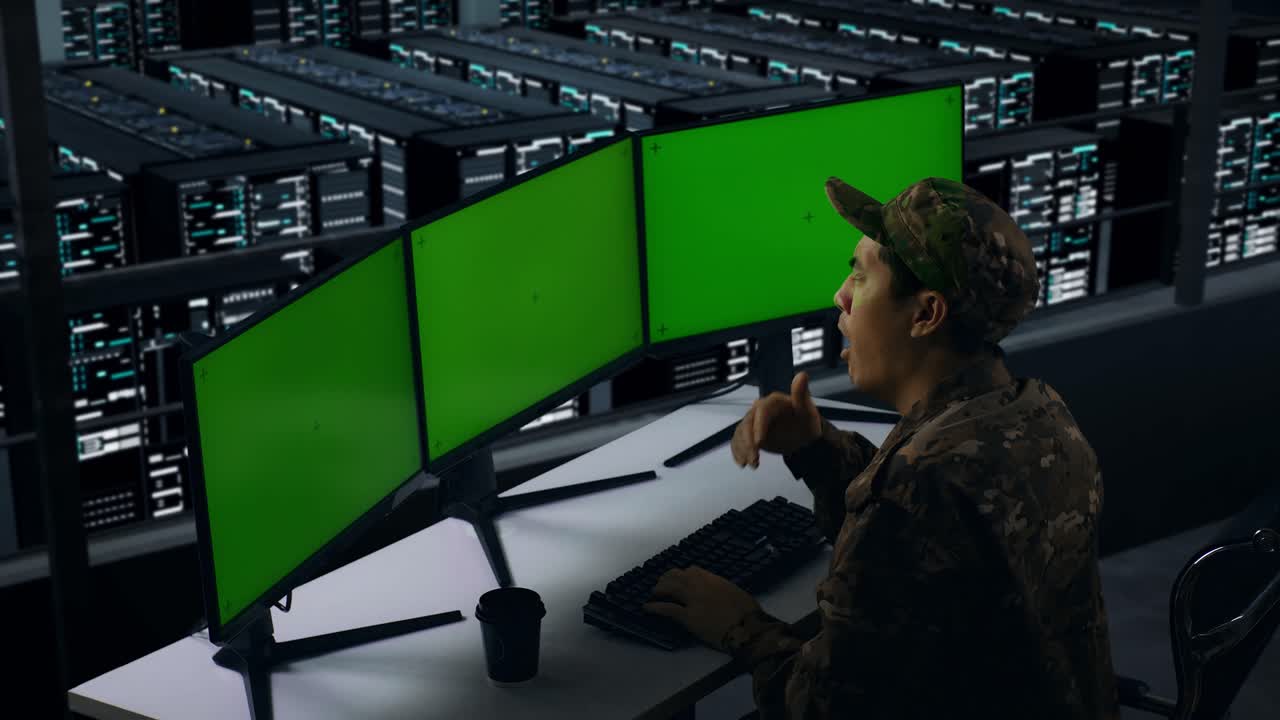 боковой вид уставших азиатских военных зевание перед сном во время работы с макетным нескольких компьютерных мониторов в центре обработки данных