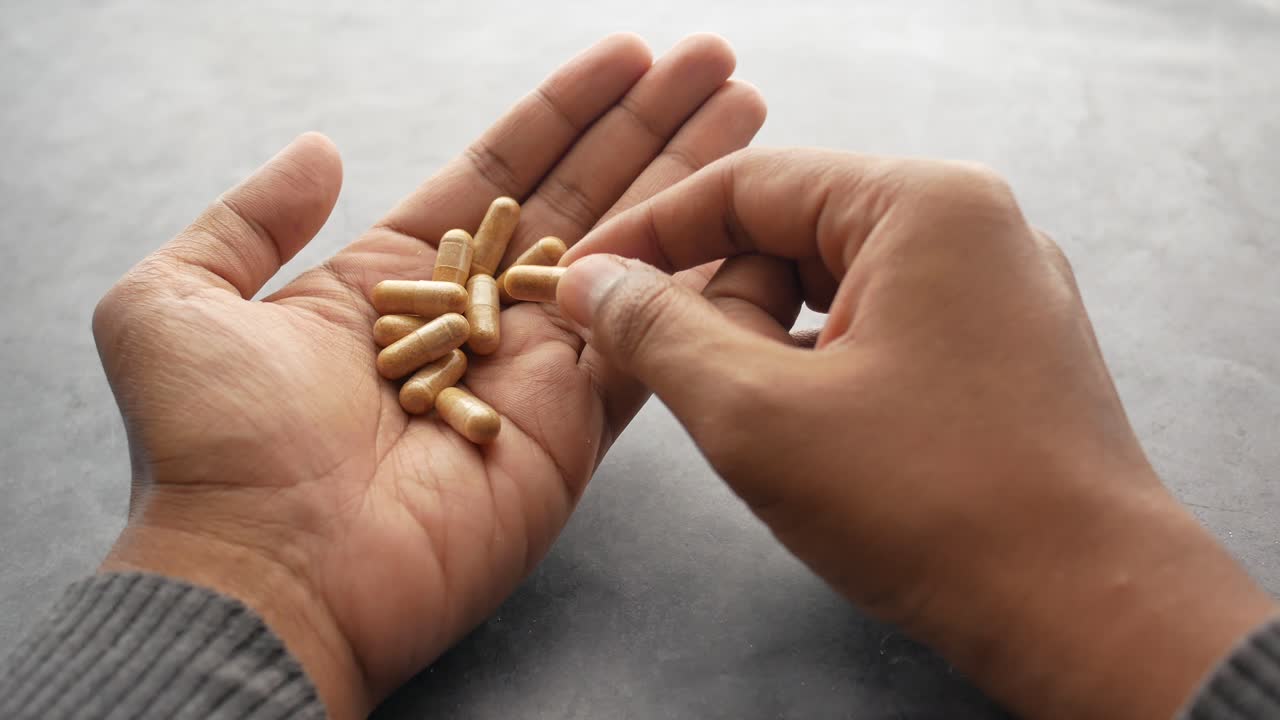 약 을 들고 있는 사람