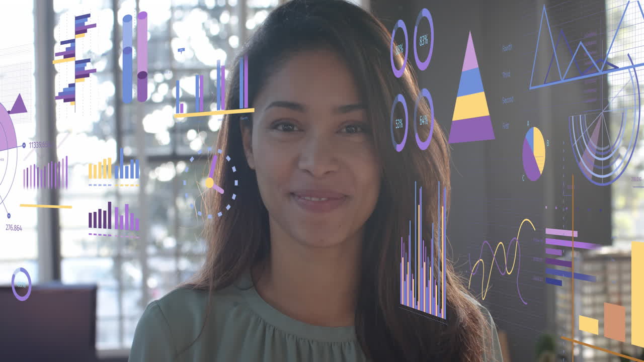 procesamiento de datos en la interfaz con gráficos sobre feliz biracial mujer de negocios casual sonriendo en la oficina
