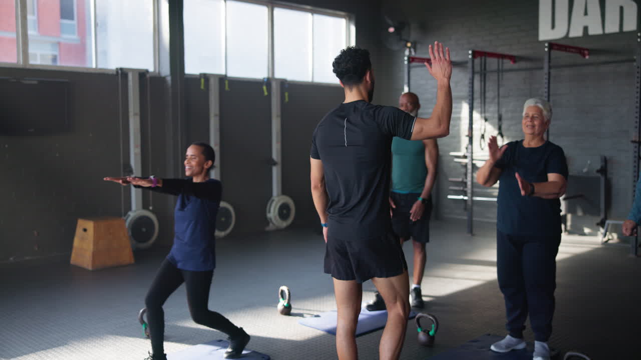 개인 트레이너와 함께 노인 피트니스 수업