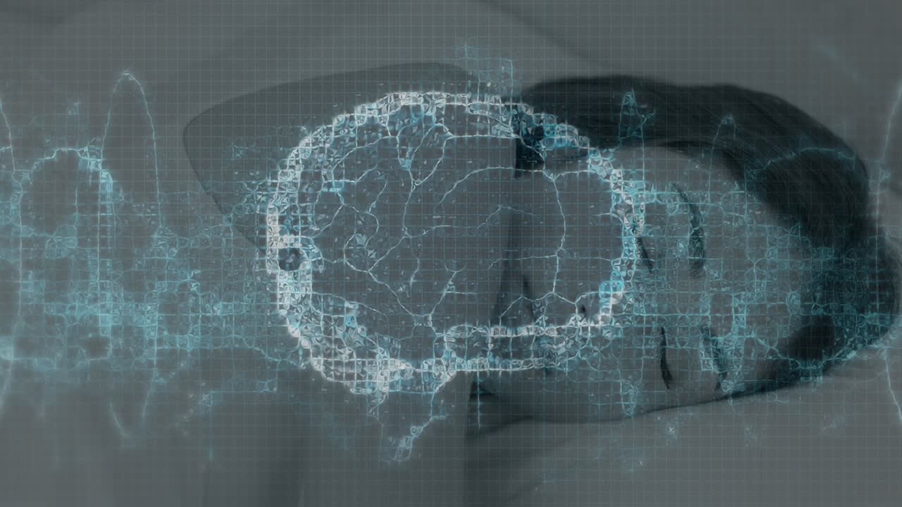 Animazione di un cervello digitale e cerchi sopra una bellissima giovane donna caucasica che dorme sul letto