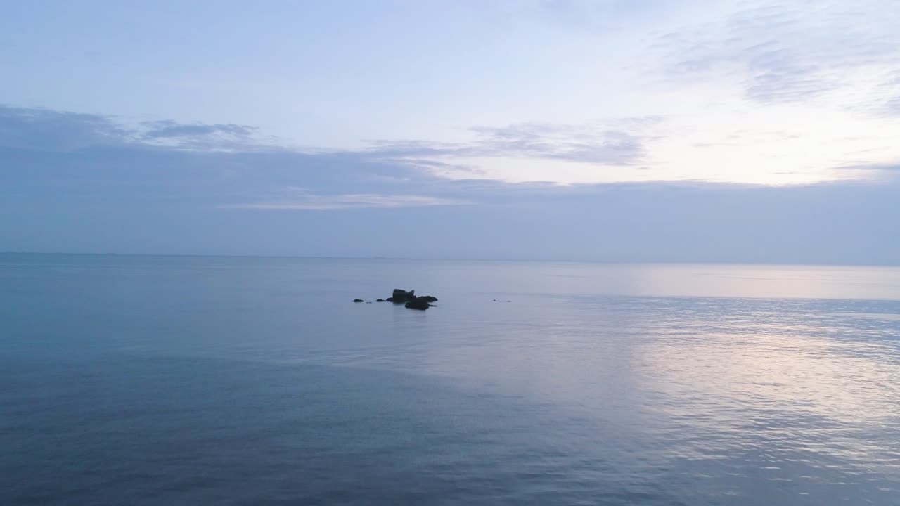 바위와 함께 평온한 해가 뜨고 해가 지는 바다