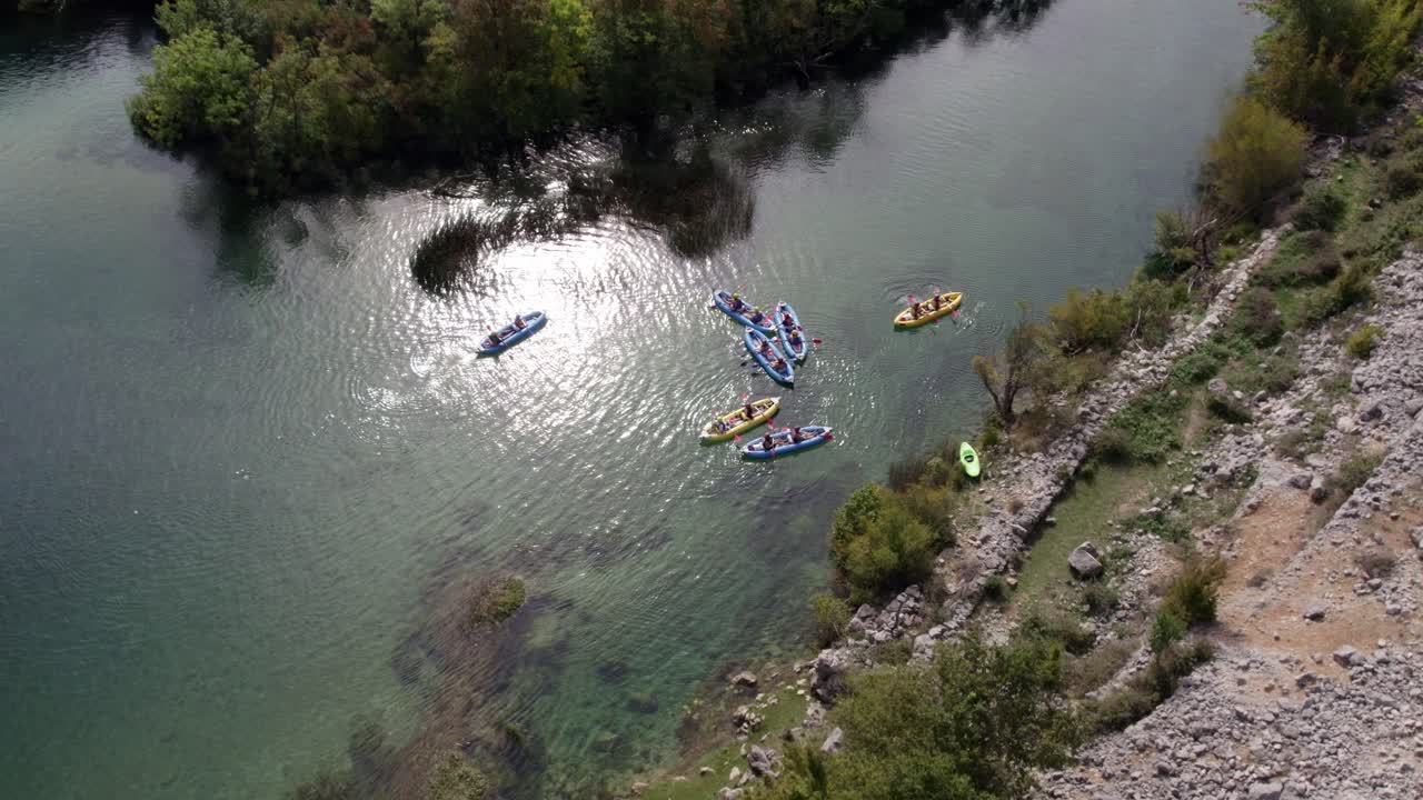 Ripresa aerea di kayak sul fiume e montagna verdeggiante, Zrmanja, Croazia.