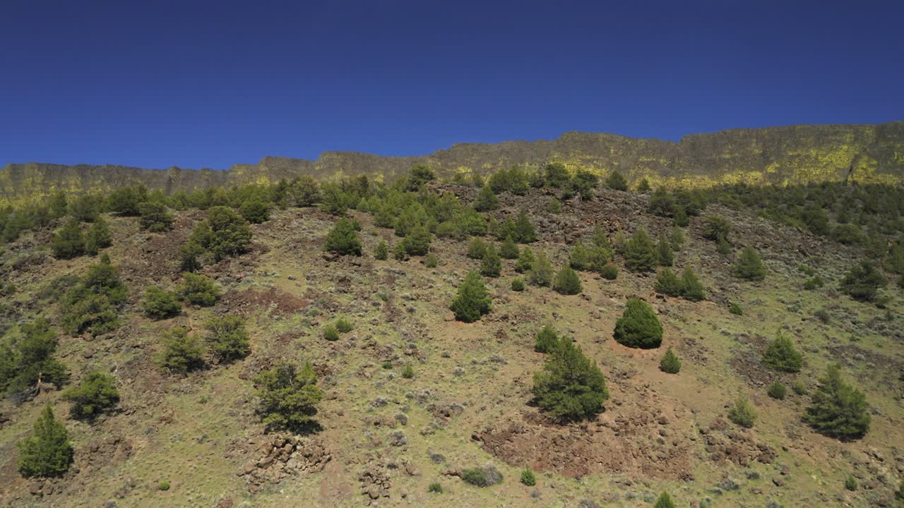 Drone ha rivelato la scarpata di faglia dell'Abert Rim nella Contea di Lake, Oregon, USA