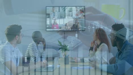 animación de gráficos, manos recortadas escribiendo en el teclado, diversos compañeros de trabajo discutiendo por videoconferencia.