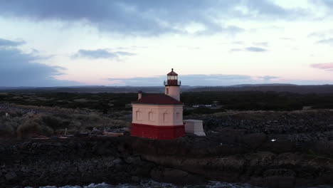 Faro-Del-Río-Coquille-En-Bandon,-Oregon-Al-Amanecer,-Tiro-De-Retroceso-Del-Dron